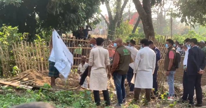 হরিণাকুণ্ডুতে এক মাস ২৫দিন পর কবর থেকে লাশ উত্তোলন