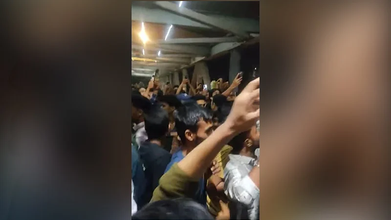 ছিনতাইকারী সন্দেহে দু’জনকে ফুটওভারব্রিজে ঝুলিয়ে রাখল স্থানীয় লোকজন