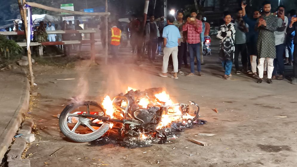 আ.লীগ নেতার গ্রেফতার নিয়ে বিএনপির দুপক্ষের সংঘর্ষ, বোমা বিস্ফোরণ