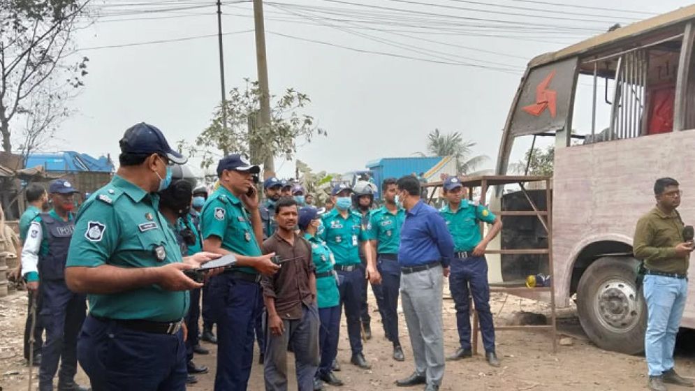 রাজধানীতে ফিটনেসবিহীন গাড়ি চলাচল রোধে যৌথ অভিযান