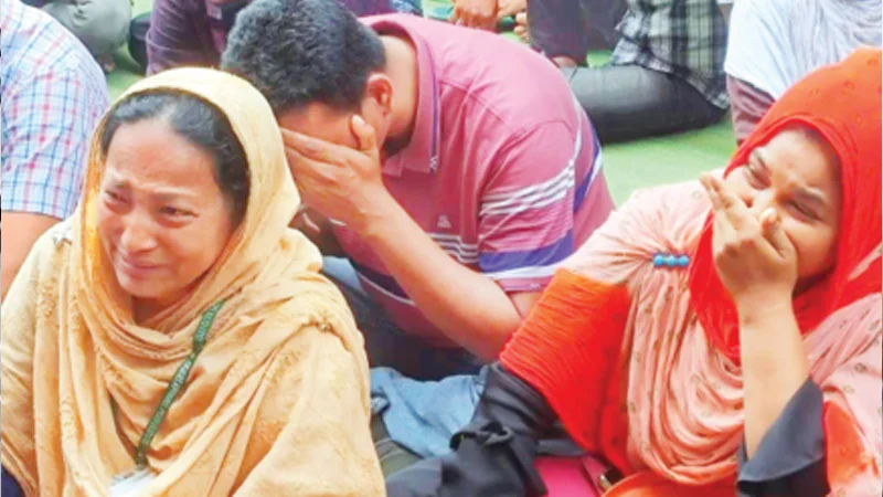 বেতন বোনাসের দাবিতে বিক্ষোভ-কান্না শ্রমিকদের
