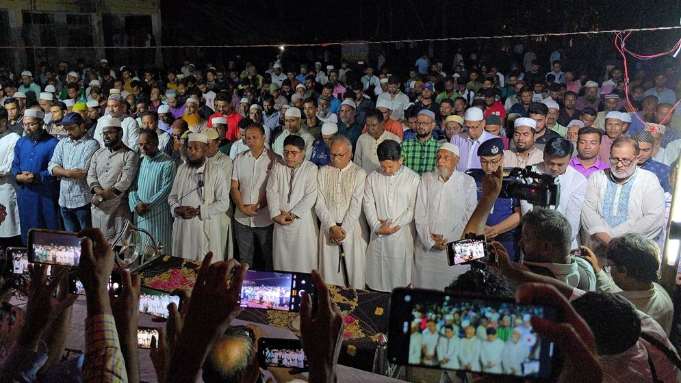 শহিদ বাবার পাশেই চির নিদ্রায় শায়িত হলেন লামিয়া, জানাজায় মানুষের ঢল