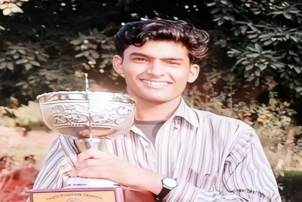 শুধু মানুষ হাসিয়ে ৪০০ কোটি টাকার মালিক তিনি