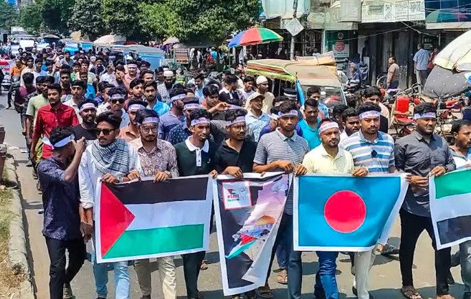 ইসরায়িলের বর্বরোচিত হত্যা ও ধ্বংসযজ্ঞের প্রতিবাদে বেনাপোলে ছাত্র-জনতার বিক্ষোভ মিছিল