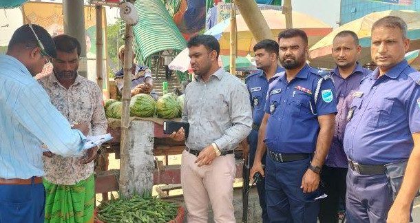 গজারিয়ায় ফুটপাতে দখলমুক্ত রাখতে ভ্রাম্যমান আদালতের অভিযান।