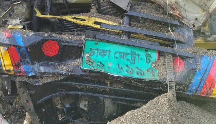 সরাইলে দুটি ট্রাকের মুখোমুখি সংঘর্ষে নিহত এক আহত তিন।