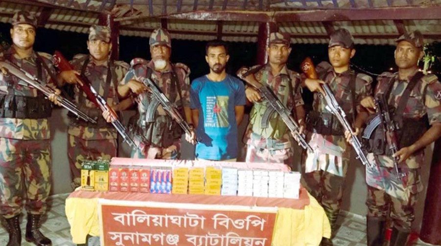 ভারতীয় কসমেটিকসহ চোরাকারবারি আটক