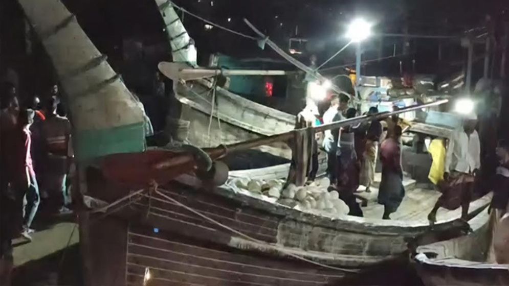বঙ্গোপসাগরে চার ট্রলারে ডাকাতি, গুলিবিদ্ধসহ আহত ৮