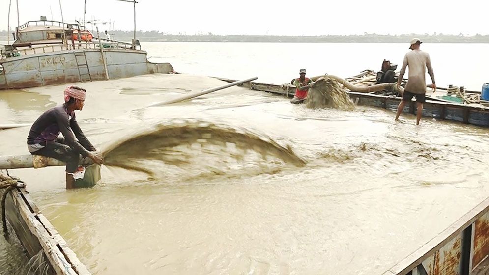 লুট হচ্ছে পদ্মার মাটি, অসহায় প্রশাসন