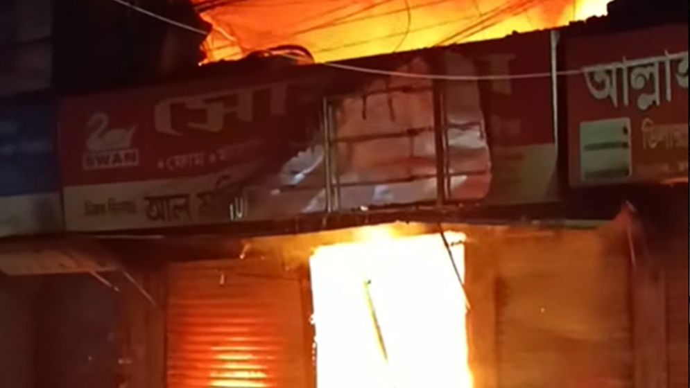 মোহাম্মদপুর কৃষি মার্কেটের আগুন নিয়ন্ত্রণে