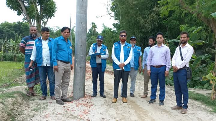 শ্রীপুরে সড়কের মাঝে বৈদ্যুতিক খুঁটি, এলজিইডিতে দুদকের অভিযান।