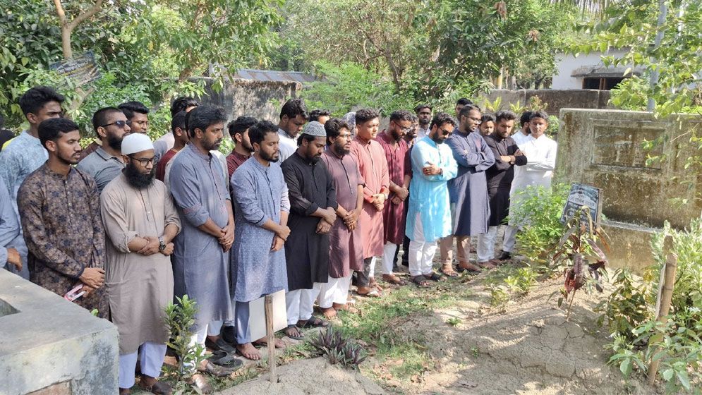 বাংলাদেশের ‘পায়ে’ ধরে যে মিনতি করলেন ইনকিলাব মঞ্চের মুখপাত্র হাদি