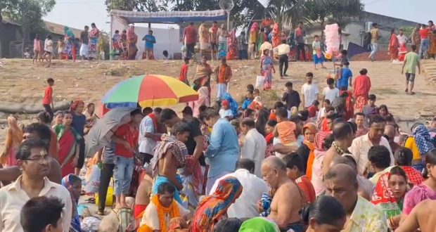 মুন্সীগঞ্জে ধলেশ্বরী নদীর তীরে অষ্টমী স্নান উৎসব পালিত।