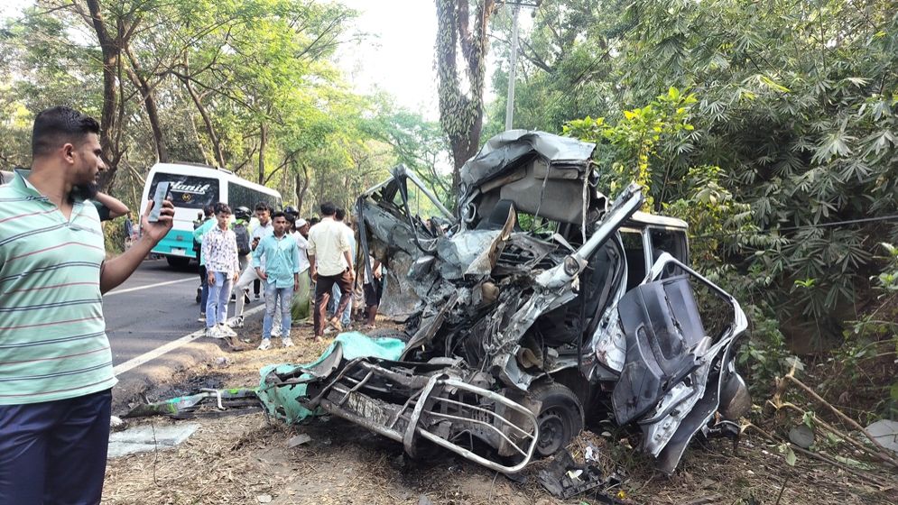 লোহাগাড়ায় সড়ক দুর্ঘটনায় নিহত ৭