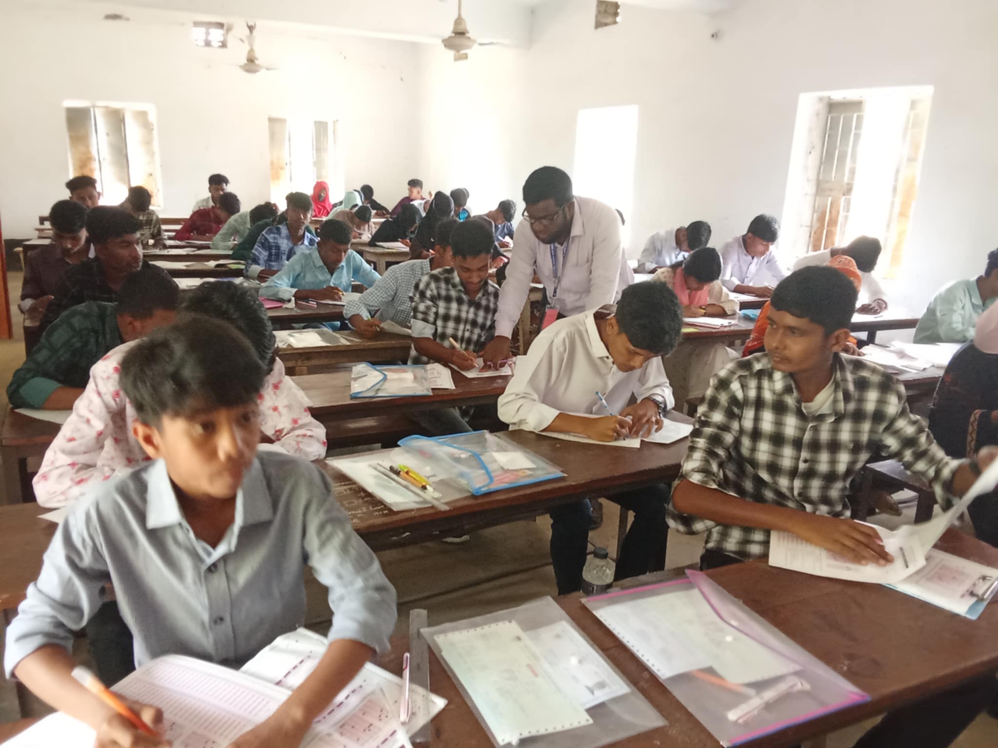 আত্রাইয়ে পরিক্ষার্থীদের উচ্ছ্বাস উৎকন্ঠায় শুরু হলো মাধ্যমিক পরীক্ষা