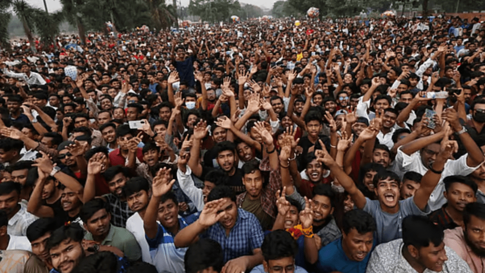 সংসদ ভবনের সামনে চলছে নববর্ষের কনসার্ট
