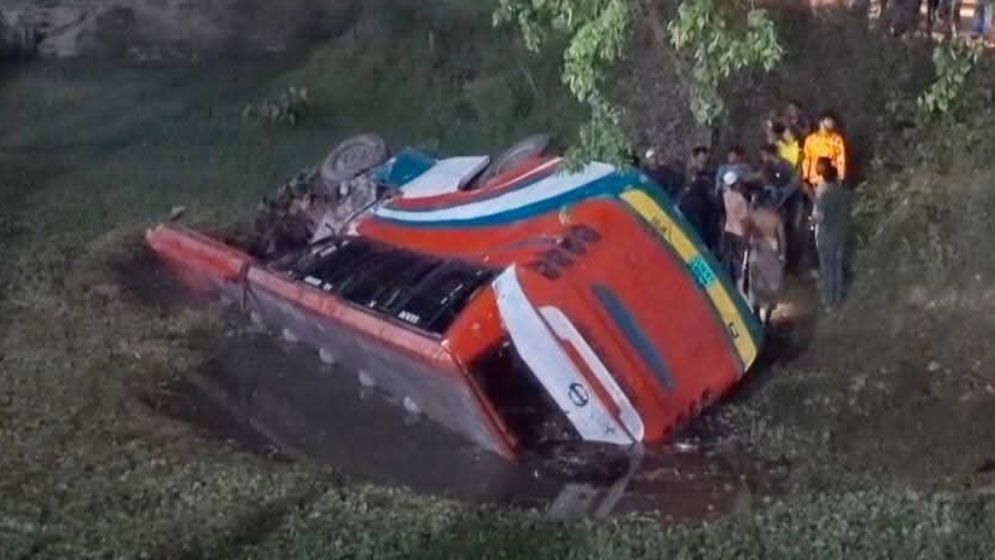 ট্রাকের সঙ্গে বাসের সংঘর্ষ, নিহত ৩