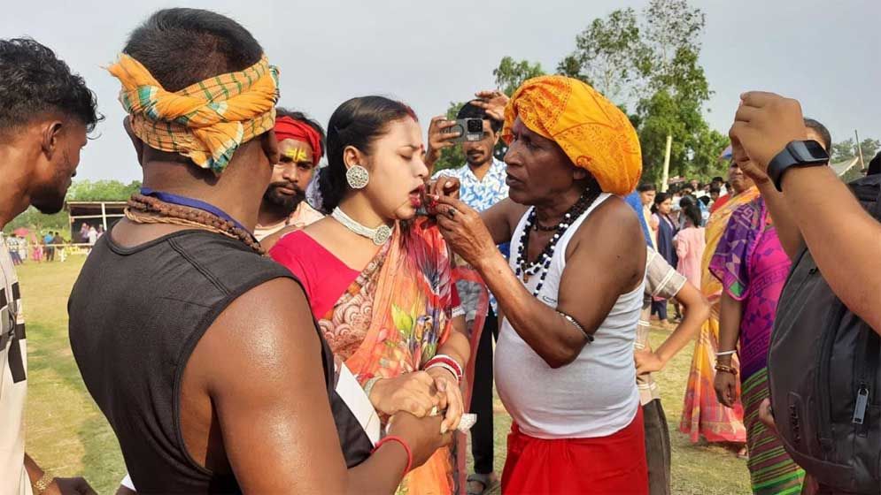 চড়ক পূজায় শিবের ভক্তদের শারীরিক কসরত