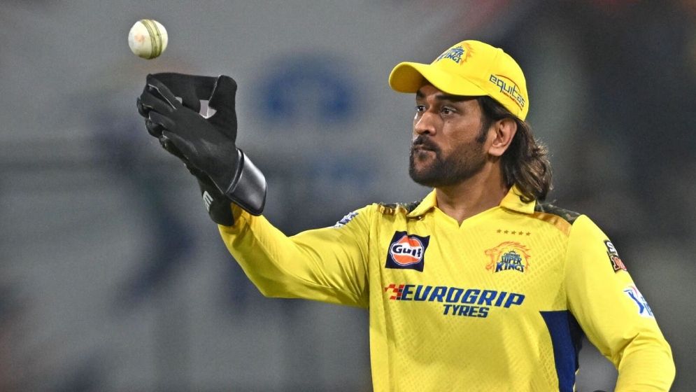 সাবেক সতীর্থকে কেন ‘বিশ্বাসঘাতক’ বললেন ধোনি
