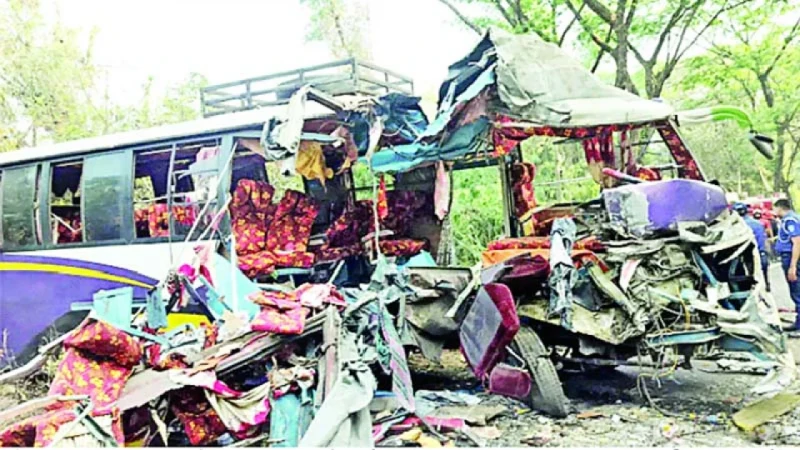 সরু সড়কেই সর্বনাশ