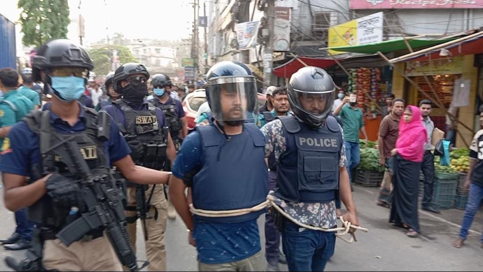 শীর্ষ সন্ত্রাসী ছোট সাজ্জাদকে নিয়ে সিএমপির ব্যতিক্রমী মহড়া