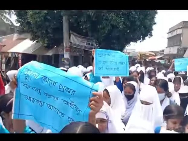 নওগাঁর আত্রাইয়ে শিক্ষকের কাছে চাঁদা দাবী দুর্বৃত্তদের বিচার দাবীতে প্রতিবাদ মিছিল করেছে শিক্ষার্থীরা