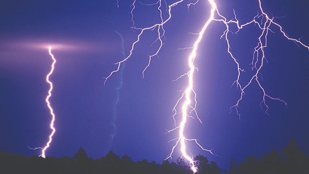 বজ্রপাতে নিরাপদ নয় ছাতা-রাবারের জুতা