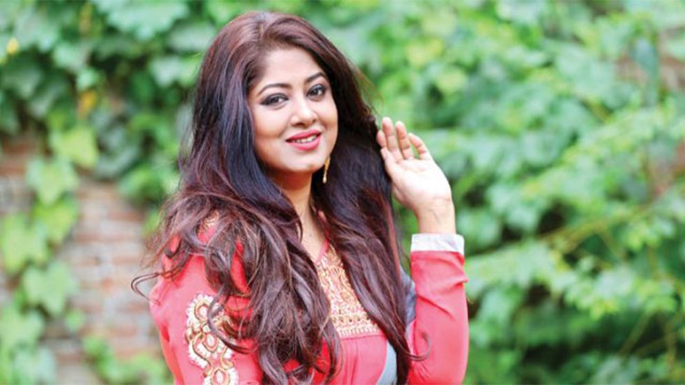 গুঞ্জন উড়িয়ে লাইট-ক্যামেরা-অ্যাকশনের দুনিয়ায় ফিরলেন মৌসুমী