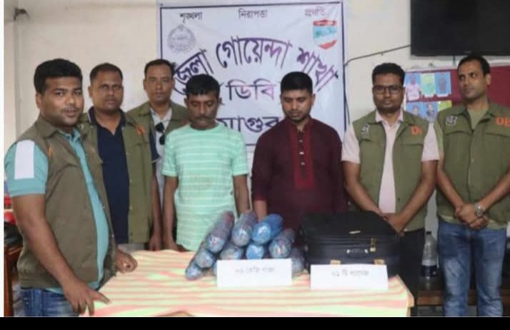 মাগুরা ০৬ কেজি গাঁজাসহ দুই মাদক ব্যবসায়ী আটক।