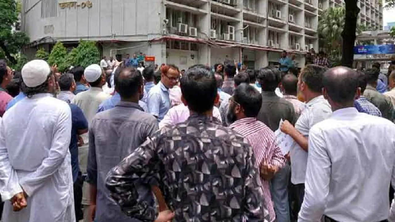 আজও সচিবালয়ে বিক্ষোভ করলেন কর্মচারীরা