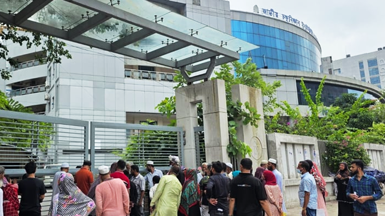 চতুর্থ দিনেও চক্ষু হাসপাতালের চিকিৎসাসেবা বন্ধ, ভোগান্তিতে রোগীরা