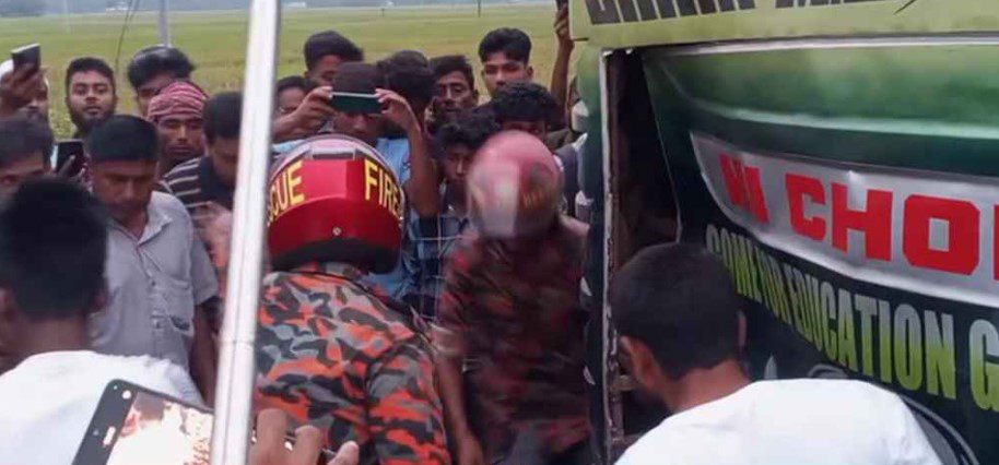 নওগাঁয় বাসচাপায় মোটরসাইকেল চালক ও আরোহীসহ ৩ বন্ধুর মৃ’ত্যু।
