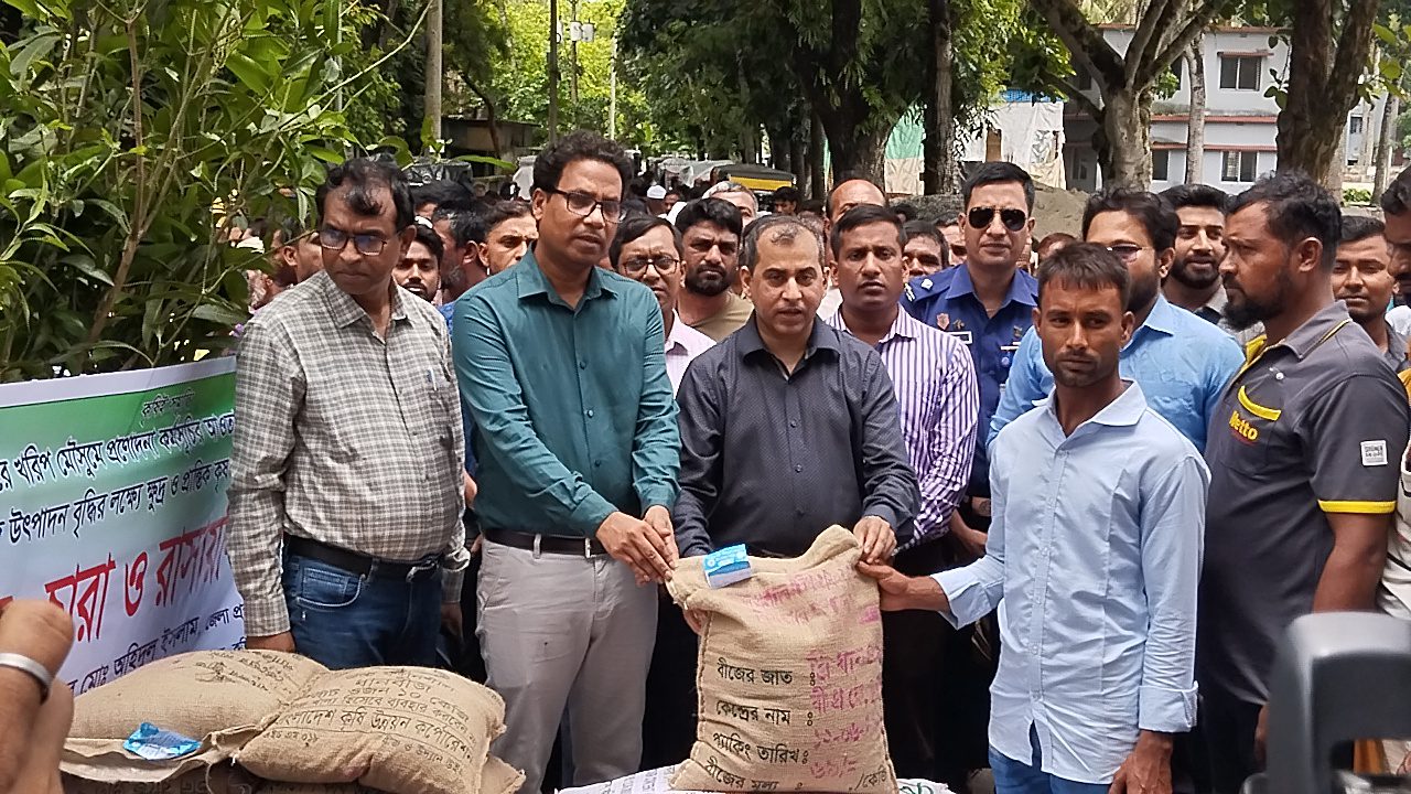 শালিখায় বিনামূল্যে বীজ, চারা ও রাসায়নিক সার বিতরণ