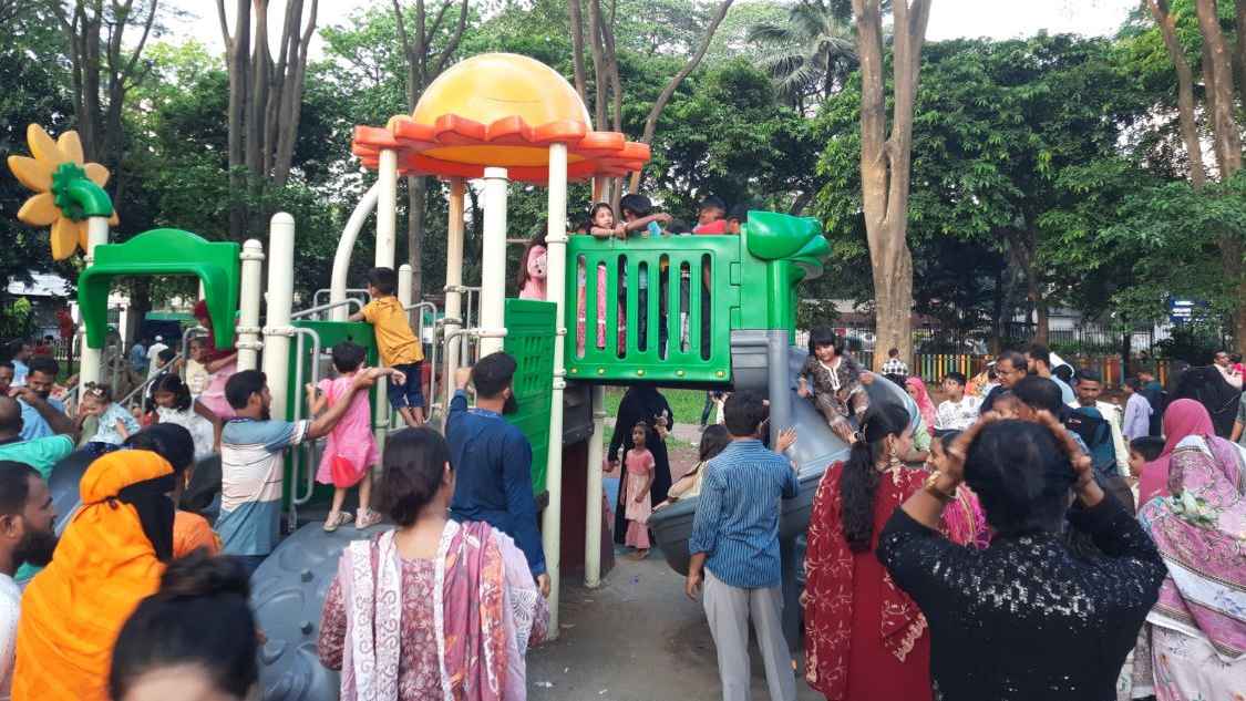 ঈদের ছুটির শেষ মুহূর্তে রমনায় দর্শনার্থীদের বাঁধভাঙা আনন্দ