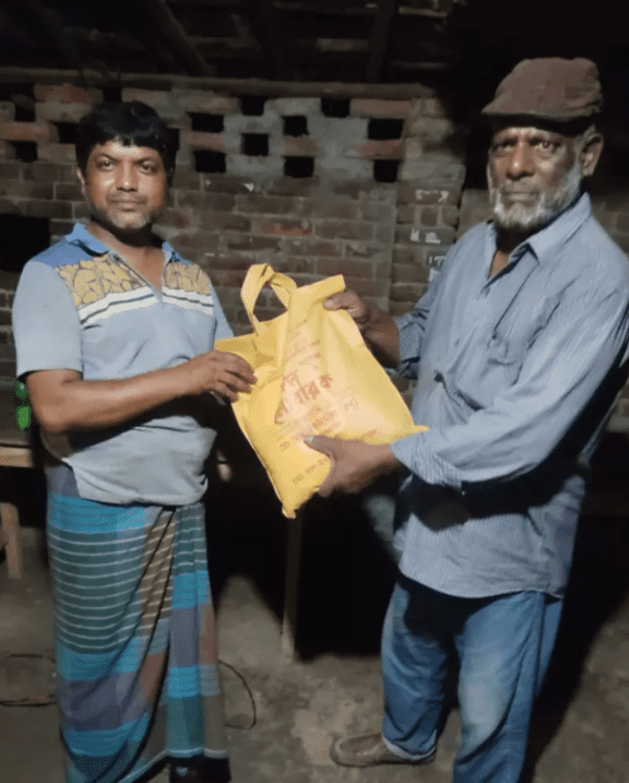 চাঁপাইনবাবগঞ্জে মোস্তাফিজুদ্দোলা (রুনুর)উদ্যোগে ঈদের আনন্দ ছড়িয়ে দিতে ঈদ সামুগ্রী বিতরণ