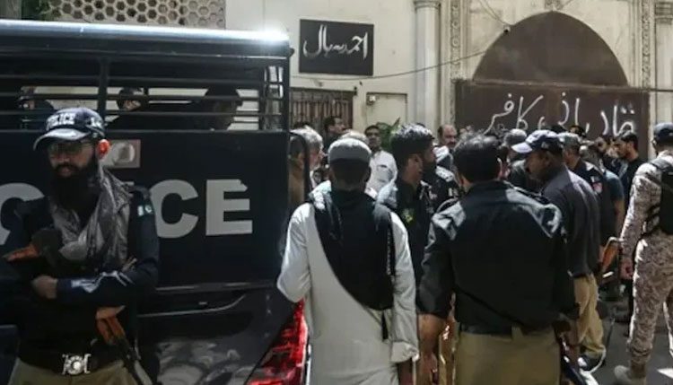 পাকিস্তানে আত্মঘাতি হামলায় ১৬ সেনা নিহত