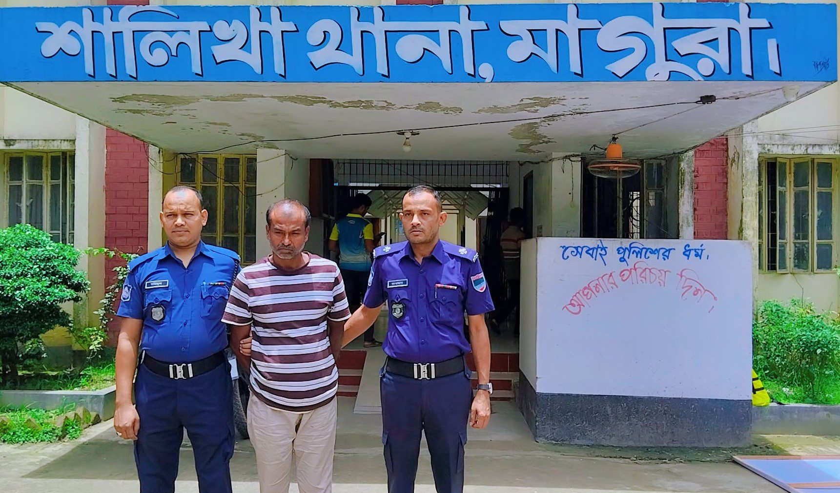 শালিখায় স্ত্রীকে হত্যার দায়ে স্বামী গ্রেফতার