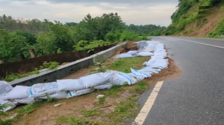 ভূমি ধসের কারণে ঝুঁকিতে ‘নান্দনিক’ সিন্দুকছড়ি-জালিয়াপাড়া সড়ক
