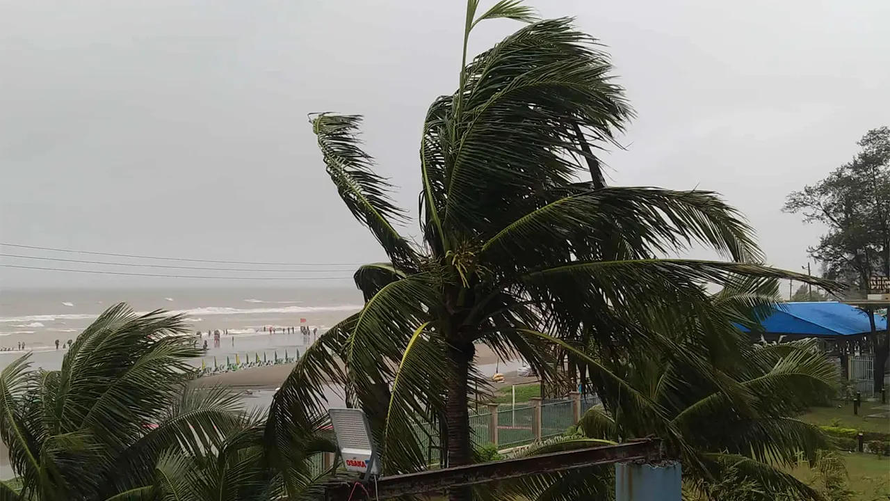 দুপুরের মধ্যে ঢাকাসহ ১৩ জেলায় হতে পারে ঝড়বৃষ্টি