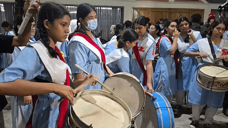 পাসের হারে এবারও এগিয়ে মেয়েরা