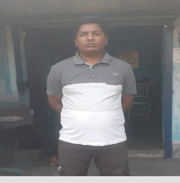 মোবাইল সার্ভিসিং এর নামে ব্ল্যাকমেলর মূল হোতা আটক
