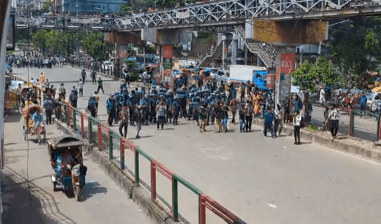 নিউমার্কেটে ঢাকা কলেজ-সিটি কলেজ শিক্ষার্থীদের মধ্যে সংঘর্ষ, পুলিশসহ আহত ১০