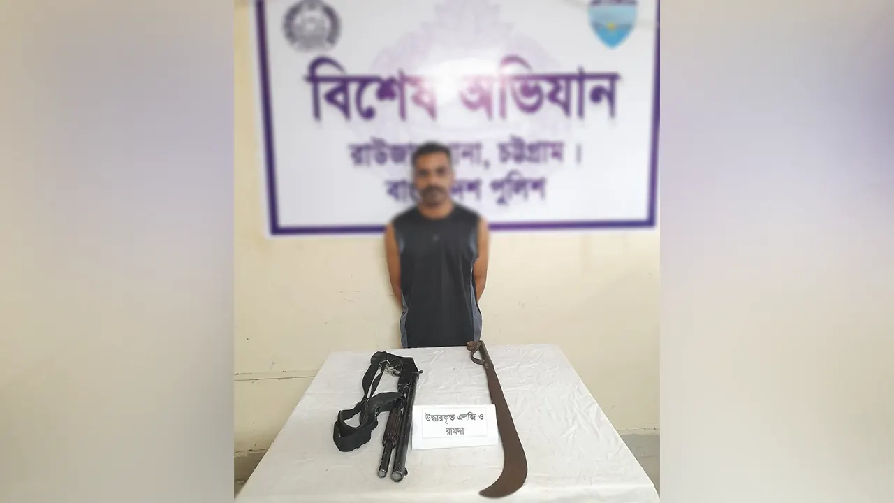 ওয়ারেন্টভুক্ত আসামির ঘরে মিলল অস্ত্র