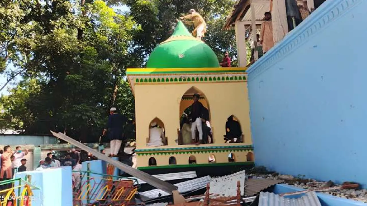 নুরাল পাগলের দরবারে হামলা-অগ্নিসংযোগ, নিহত ১