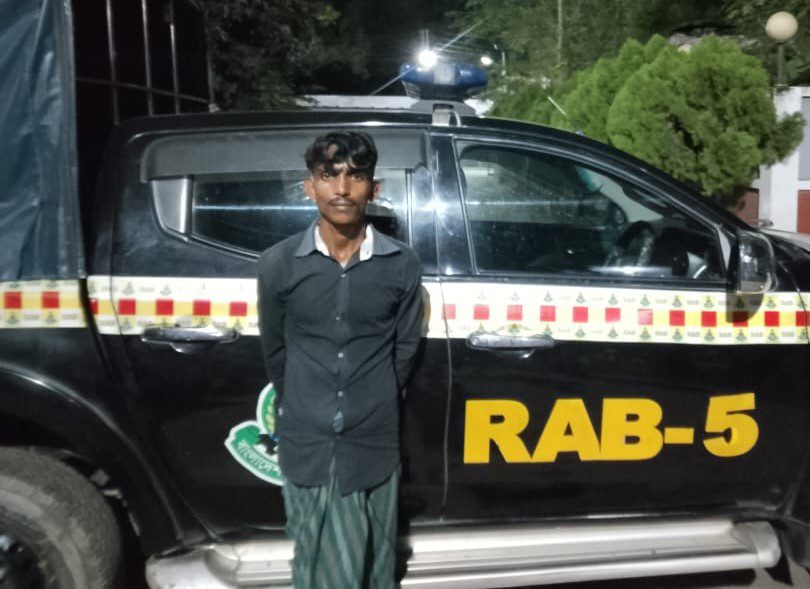 চাঁপাইনবাবগঞ্জে ছদ্মবেশে পলাতক সাজাপ্রাপ্ত আসামী গ্রেফতার।