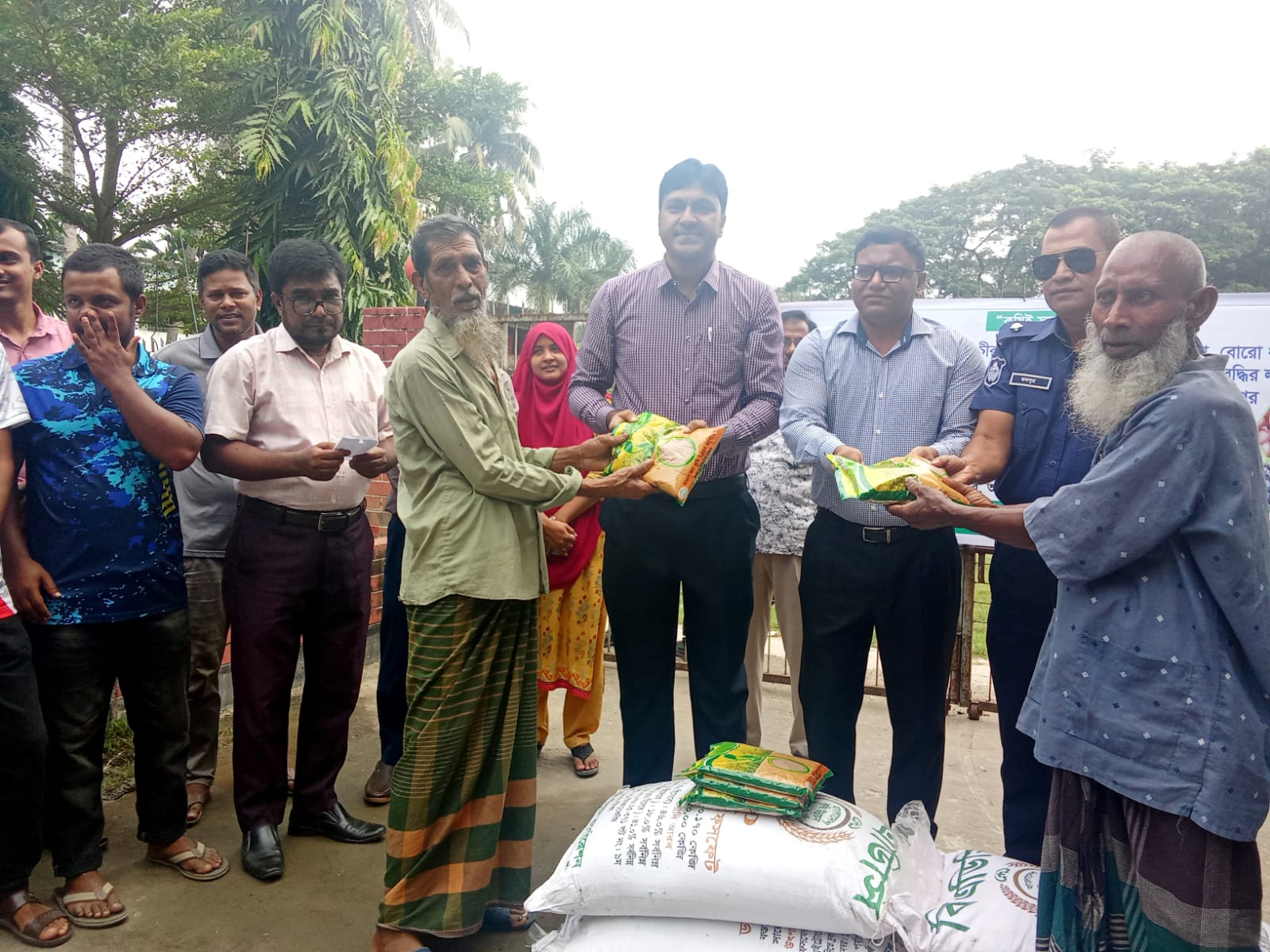 আত্রাইয়ে প্রান্তিক কৃষকদের মাঝে বিনামূল্যে সরিষা বীজ ও সার বিতরণ