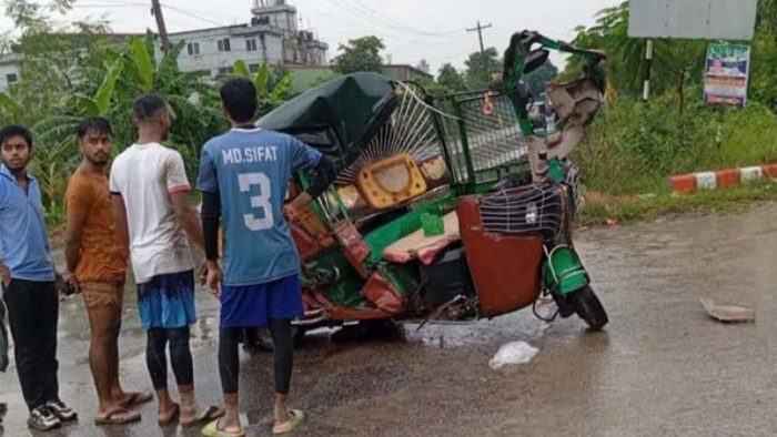 গাজীপুরে ট্রাকচাপায় অটোরিকশার ২ যাত্রী নিহত