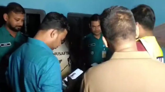 খুলনায় বাবাকে খুন করে স্ত্রীসহ পলাতক ছেলে