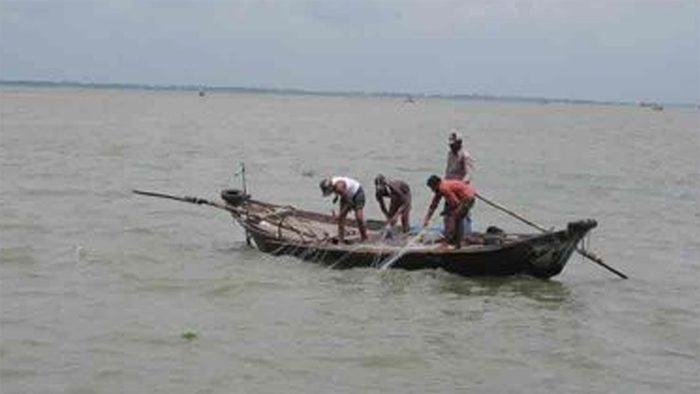 শনিবার মধ্যরাত থেকে ২২ দিন মেঘনায় মাছ ধরা বন্ধ