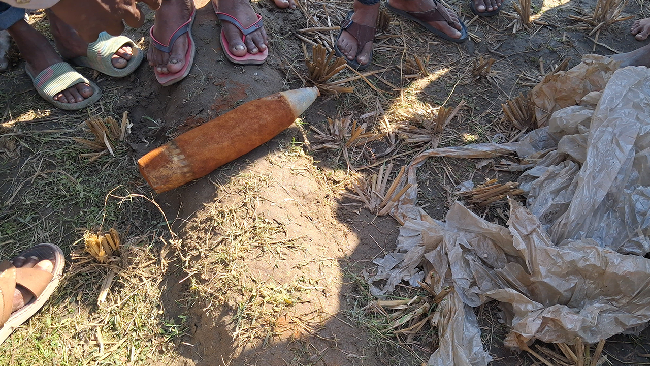 মাটি খননের সময় বেরিয়ে এলো মর্টার শেল